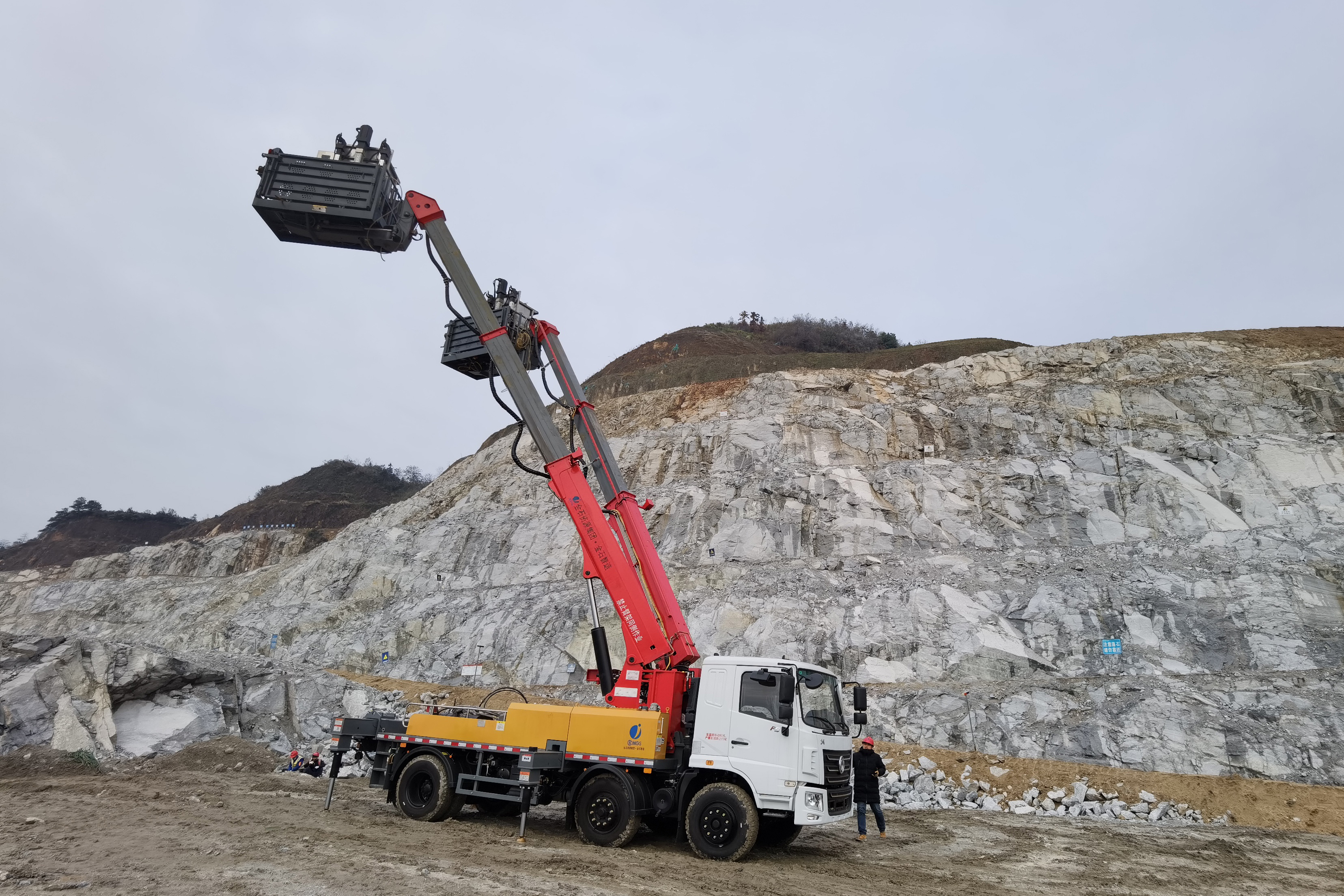 The BCHM Field Mixed Loading Emulsion Explosive Vehicle developed by Jinshi Intelligent Manufacturing and Yueyang the Nanling Mountain has reached the  international leading level